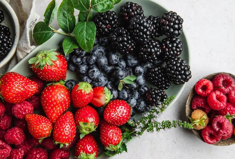 Paralajmërojnë ekspertët  Manaferrat dhe luleshtrydhet në krye të listës së produkteve me më shumë pesticide