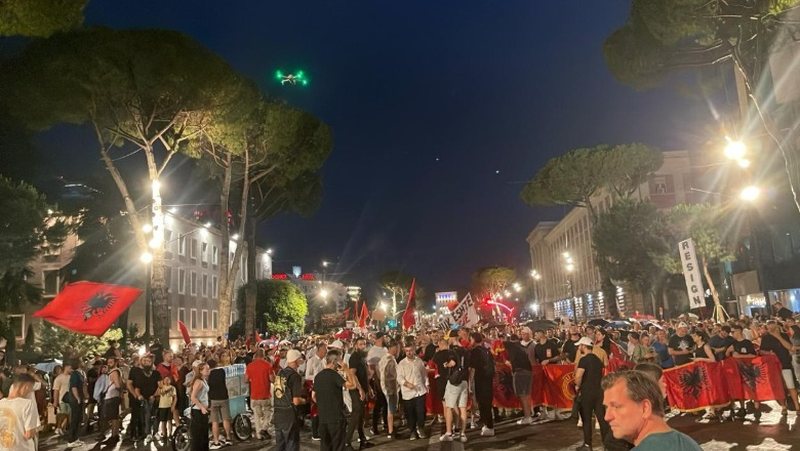 Mbyllet protesta  qytetarët nisin marshimin në rrugët e Tiranës