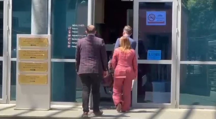 Akuzohet se përdori postin për veprimtari politike  kryebashkiakja e PS shkon në GJKKO