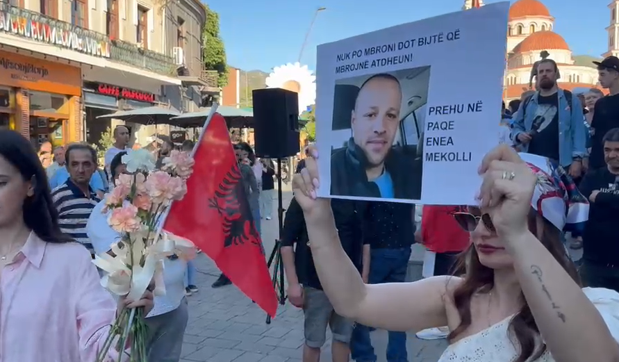 Me pankarta për efektivin Enea Mekolli  qytetarët protestojnë në Korçë