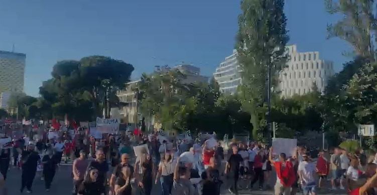 Nis protesta për Zvërnecin! Qytetarët mblidhen në sheshin “S