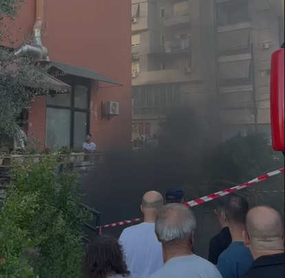 VIDEO/ Zjarr në parkingun e një pallati në Astir, digjen një
