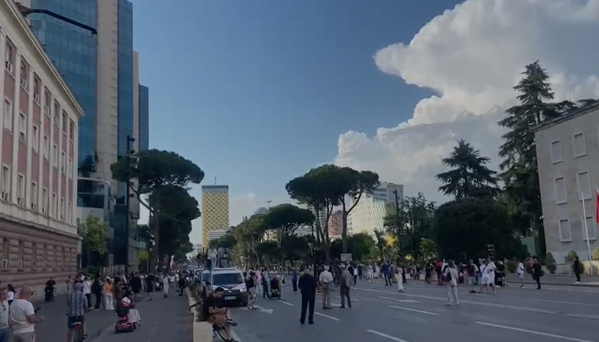  Zvërneci   Qytetarët mblidhen në sheshin  Skënderbej   marshojnë drejt Kryeministrisë