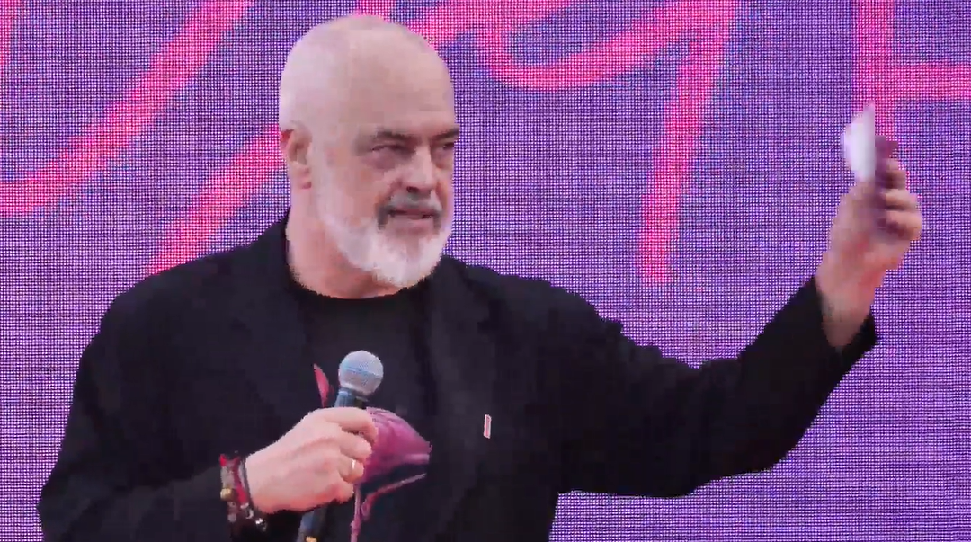 FOTO  35 vjetori i PS së në Shkodër  Rama shfaqet me bluzë me flamingo