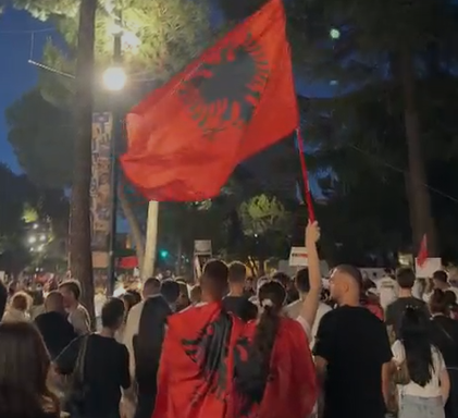Mbyllet protesta, qytetarët nisin marshimin (VIDEO
