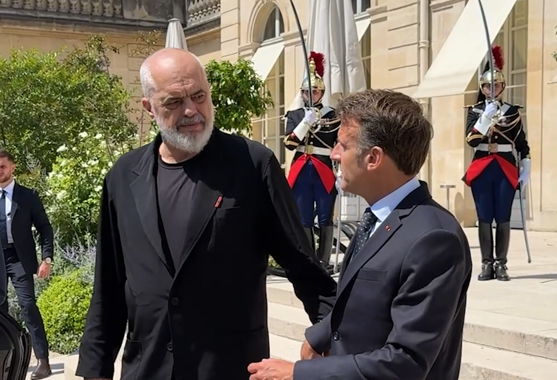 Përfundon takimi në  Elysee   Të kapur dorë për dore  Rama dhe Macron dalin të buzëqeshur  VIDEO 
