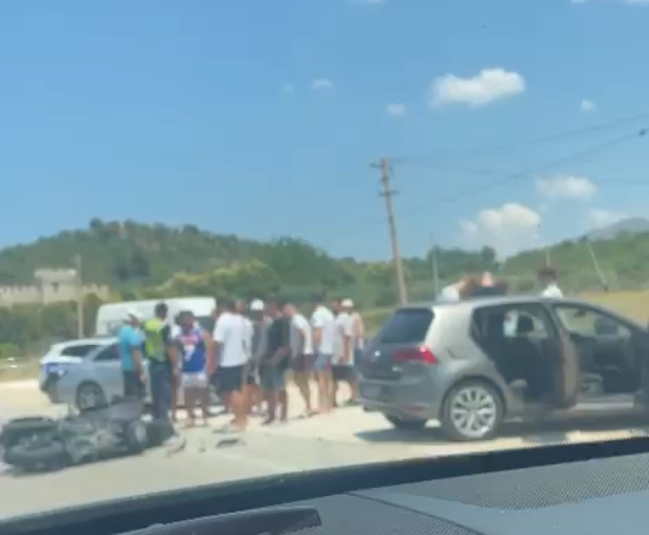 Aksident në rrugën drejt Orikumit  lëndohet drejtuesi i motorit