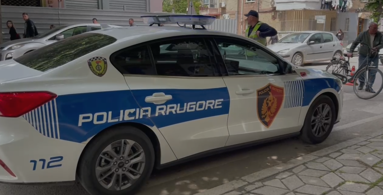 Konflikt në Tiranë  një person tenton të godasë me thikë efektivin e Rrugores që po disiplinonte trafikun
