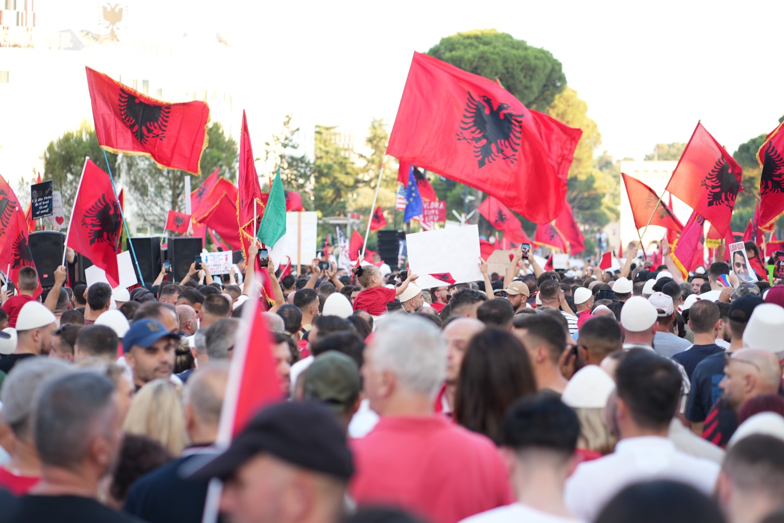 Protesta  Procedohen penalisht 15 persona për bllokimin e rrugëve në Tiranë dhe tejkalimin e orarit