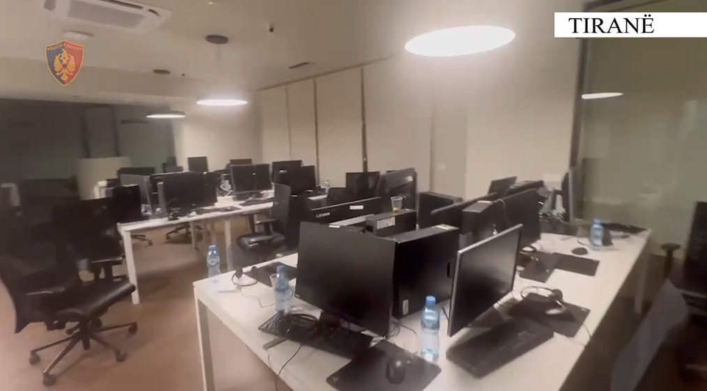 Zbulohet një call center në Tiranë  4 të arrestuar  49 punonjës nën hetim