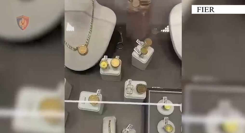 nga-italia-dhe-greqia-ne-argjendarite-e-fierit-e-lushnjes-zbulohet-skema-e-trafikut-te-arit-dhe-bizhuterive-2-milione-euro-pasuri-te-sekuestruara