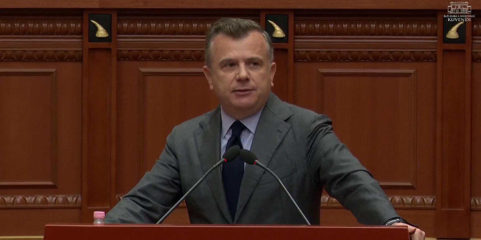 shqiperi-protestuesit-tentojne-te-bllokojne-hyrjen-e-kuvendit-perplasen-me-policine