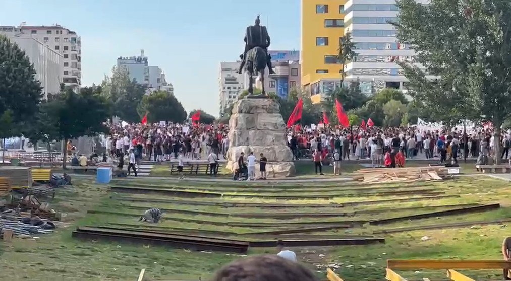 Dita e 7 të e protestës  qytetarët mblidhen para bustit të  Skënderbeut   gati marshimi drejt kryeministrisë