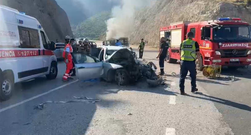Aksident tragjik në bypass in e Vlorës  përplasen tre makina  një viktimë  Dy nga automjetet u shkrumbuan nga flakët