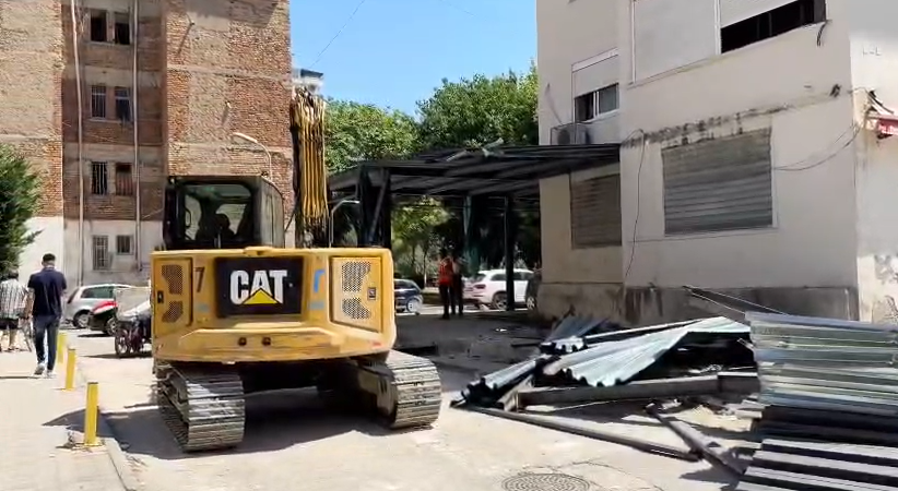 Aksion për hapësirat publike në Vlorë  prishen objekte dhe struktura që ishin pa leje