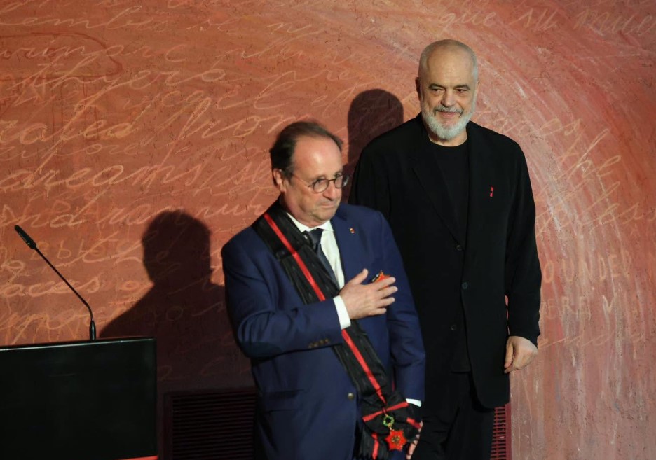 Rama pret ish presidentin francez  kryeministri i dorëzon Francois Hollande Medaljen e Artë të mirënjohjes
