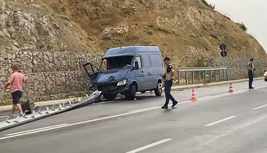 Aksident në Qafë Plloçë  shoferi humb drejtimin dhe përplaset me barrierat anësore  transportohet në spital