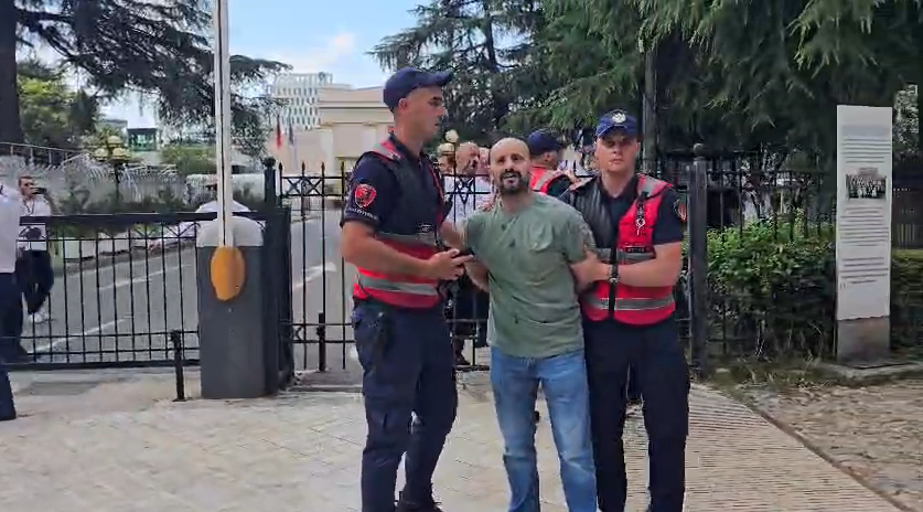 Protestuesit sulmojnë deputetët  qëllohen me vezë makinat e ministrave  disa të shoqëruar në polici