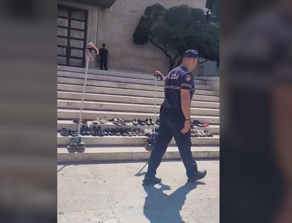 Protestuesit përplasen me policinë  efektivët heqin këpucët tek shkallët e Kryeministrisë