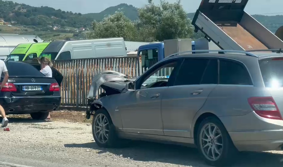 Aksident i trefishtë në autostradën Tiranë Durrës  lëndohen 2 persona  rëndohet trafiku