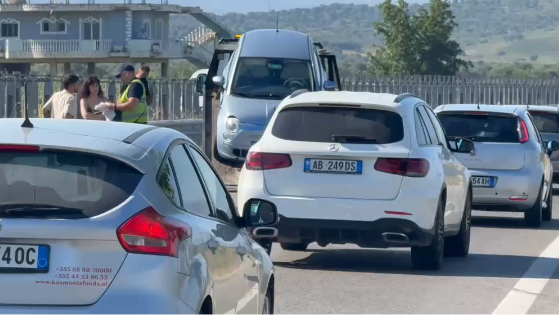 aksident-ne-aksin-levan-vlore-rendohet-trafiku-ne-autostrade