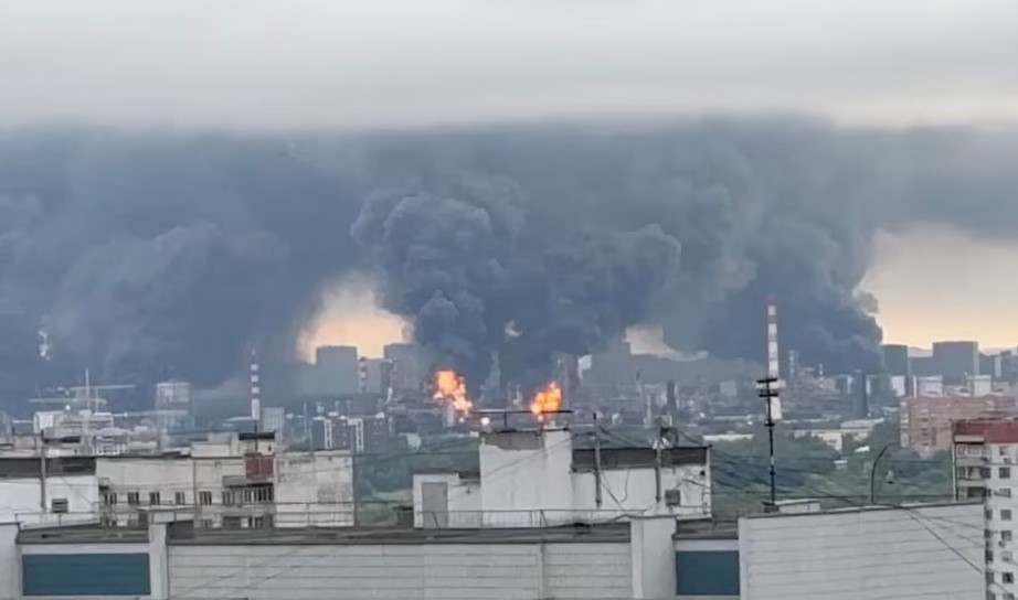 Rafineria e naftës në Moskë goditet përsëri nga dronët