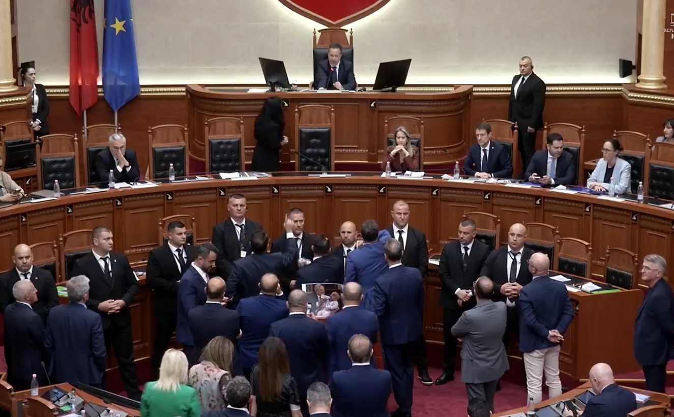 Debate në Kuvend  opozita vijon të bllokojë foltoren  ndërpritet sërish seanca