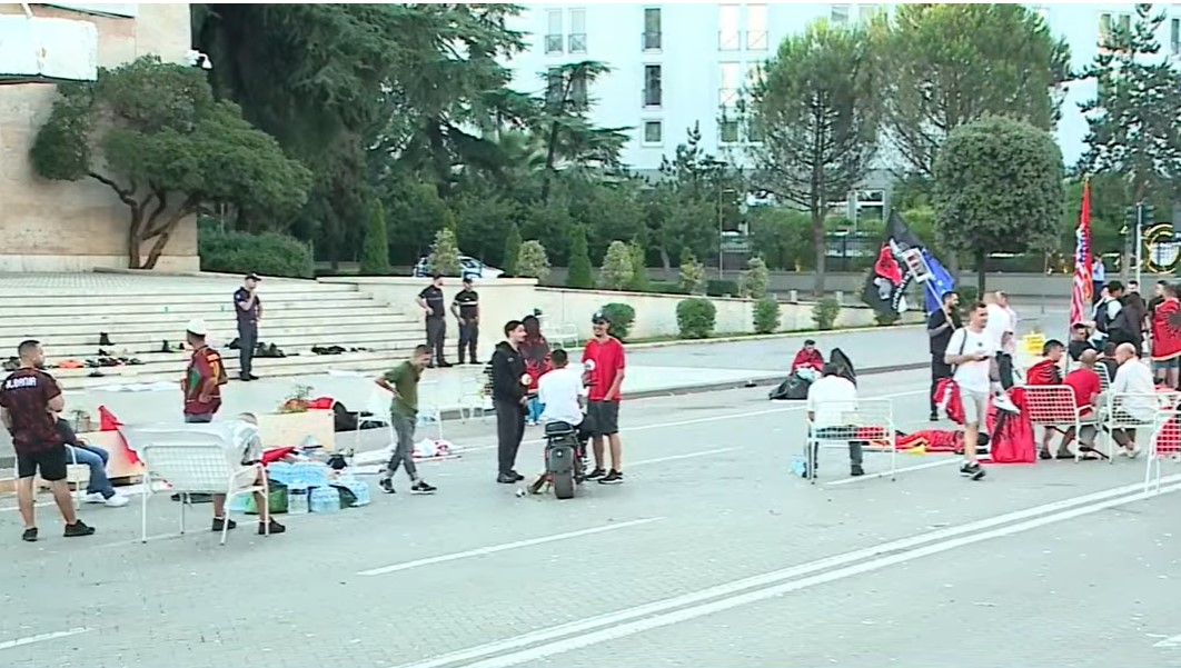 Protestuesit kaluan natën para Kryeministrisë  policia i paralajmëron për bllokimin e paligjshëm të bulevardit