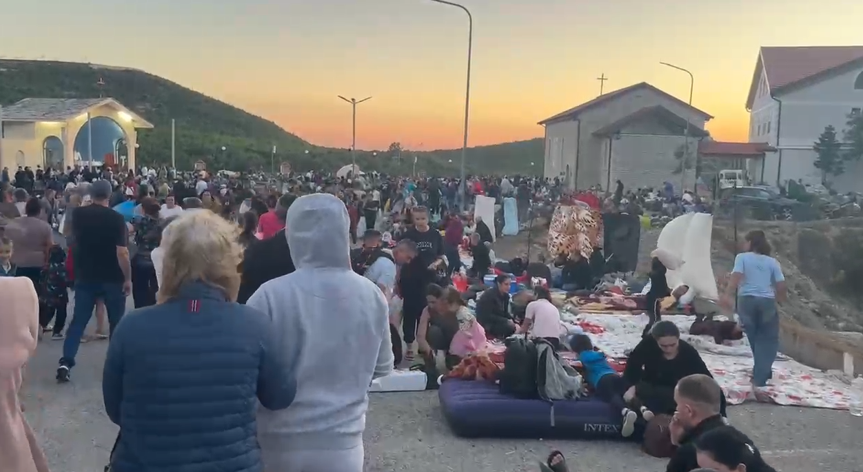 Pelegrinazhi në Kishën e Laçit  mijëra besimtarë katolikë kryejnë ritualin e lutjeve