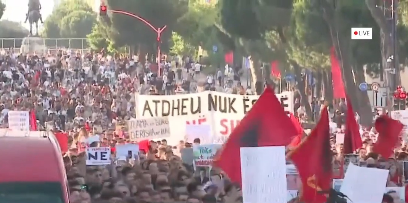 PS feston 35 vjetorin në Pallatin e Kongreseve  qytetarët sërish protestë për Zvërnecin para Kryeministrisë