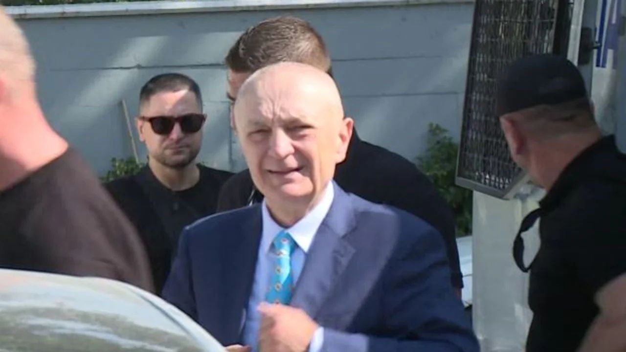 Meta lë sërish qelinë  pret ngushëllime për babain  Leja është vetëm për 12 orë