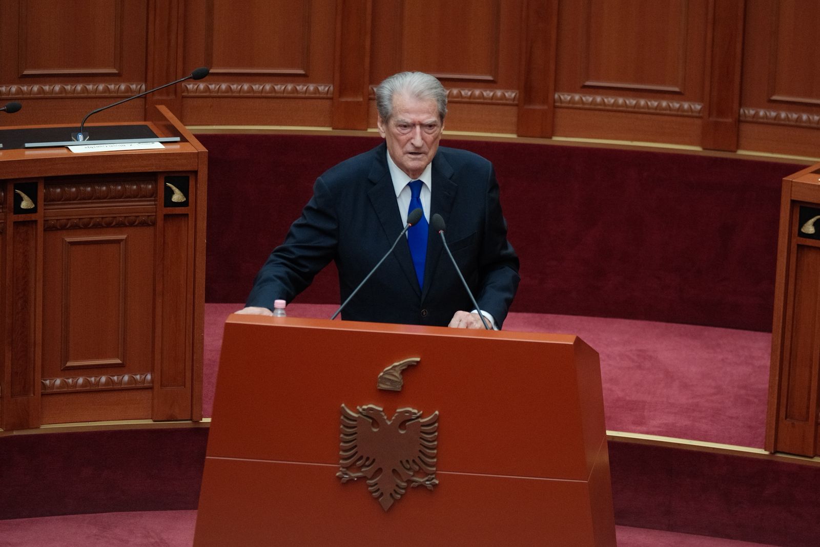 Berisha nga Kuvendi  Rama qëndrim stalinist  po organizon antimiting në Vlorë
