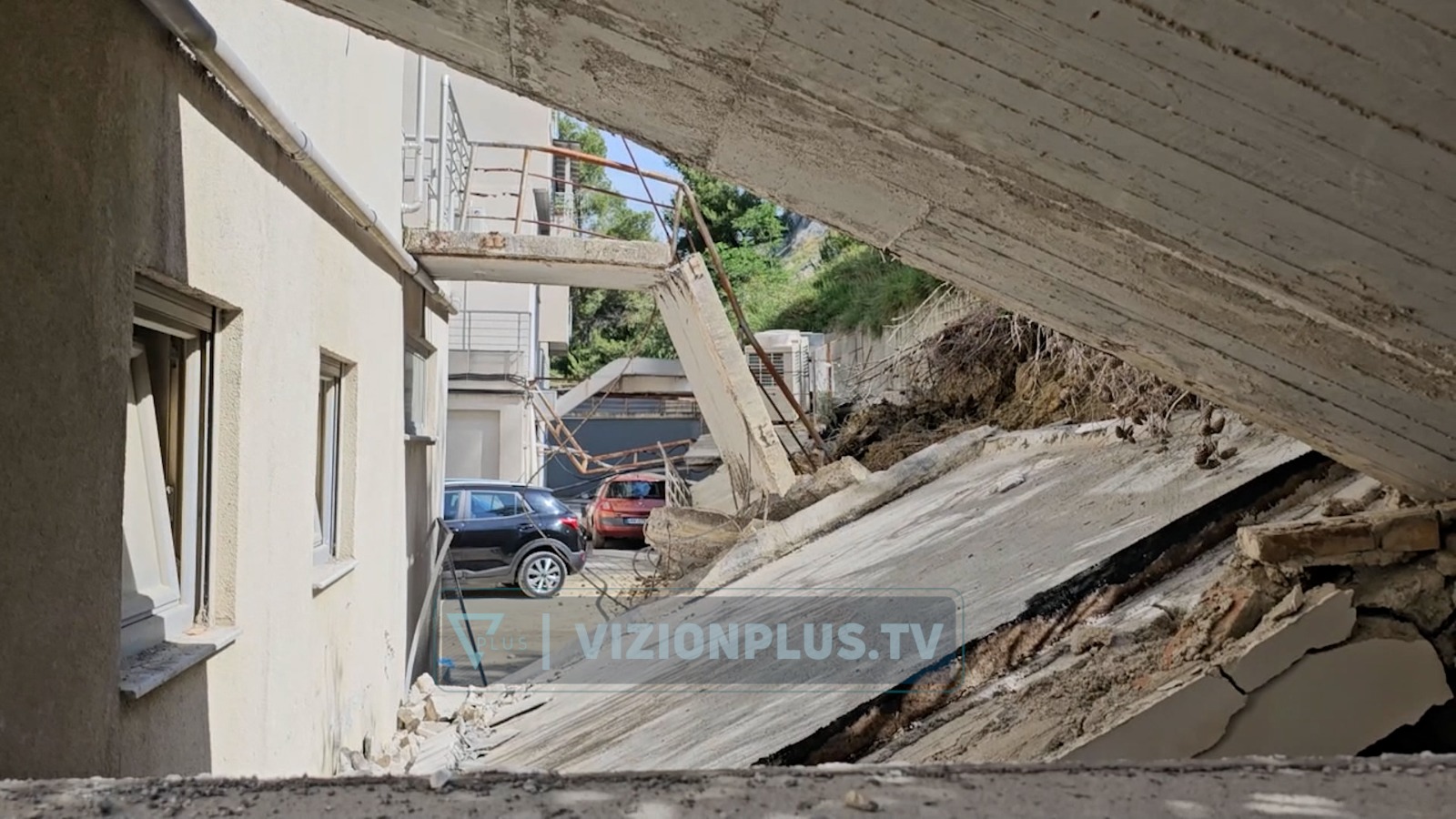 Durrës  pallati rrezikon shembjen  shkarje dherash në Currila  evakuohen dhjetëra banorë