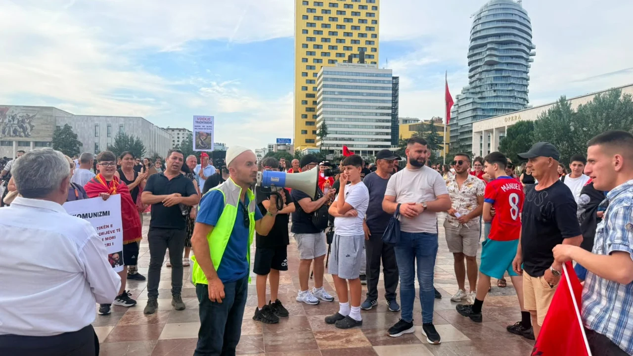 Dita e 12 të e protestës  qytetarët mblidhen në sheshin  Skënderbej   do të marshojnë drejt Kryeministrisë