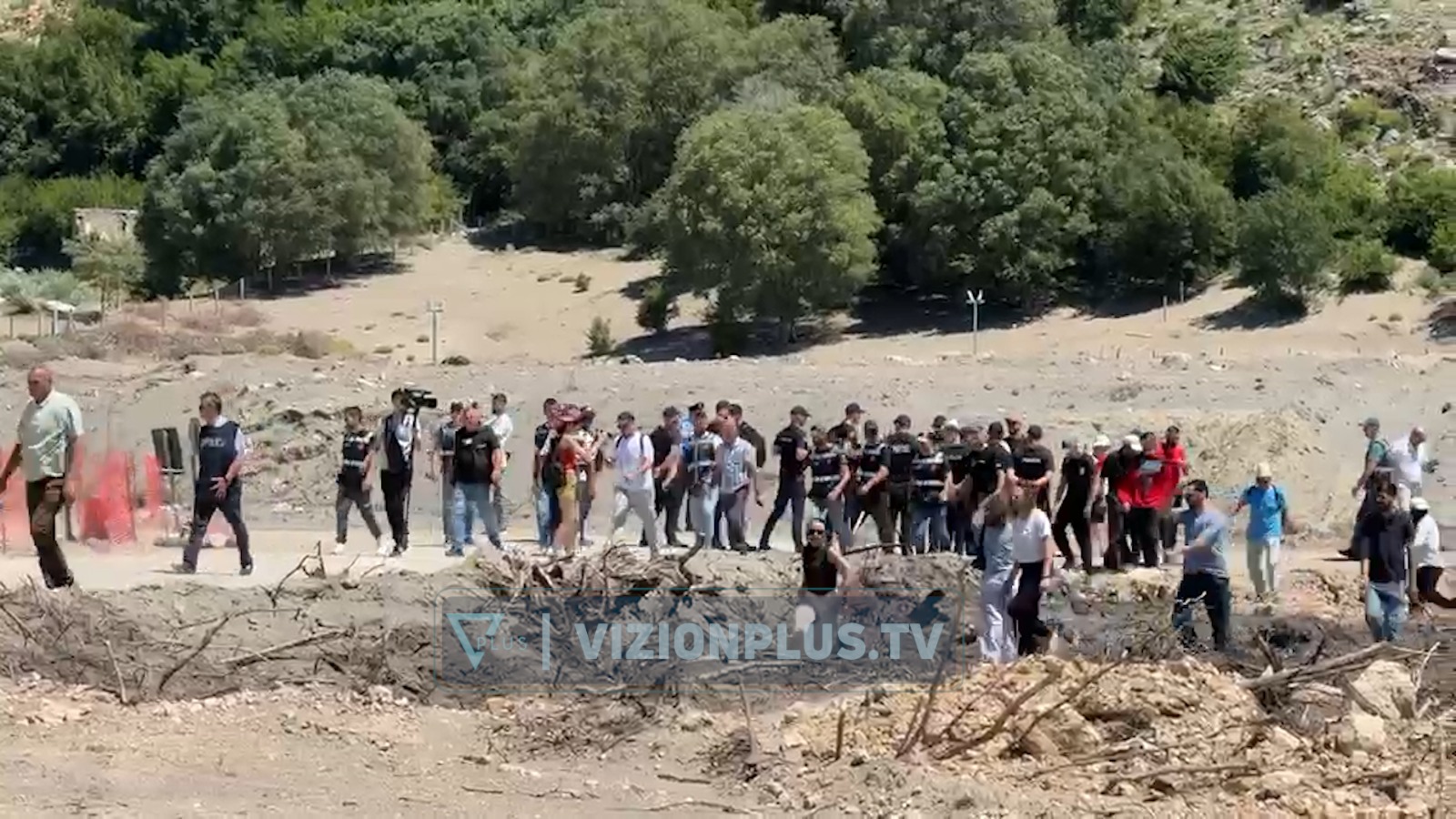 Protestë në Rrjoll  banorët rrëzojnë gardhin rrethues të kantierit dhe përplasen me policinë