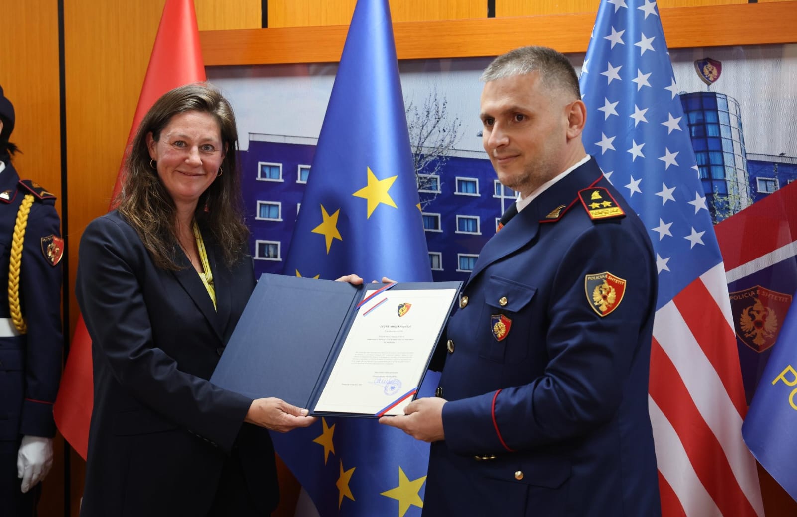 Ceremoni vlerësimi në Policinë e Shtetit për zyrtarët e Ambasadës Amerikane në përfundim të misionit në Shqipëri