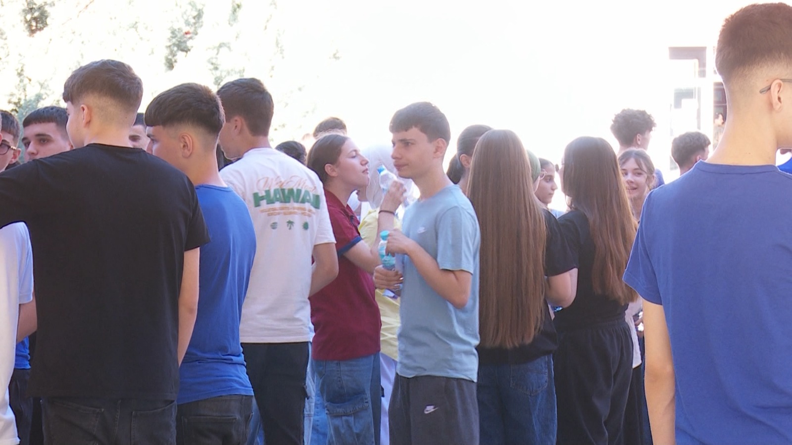 Klasat e nënta testohen për gjuhën  29 mijë nxënës japin provimin e parë  Kumbaro  Procesi  i qetë dhe i rregullt