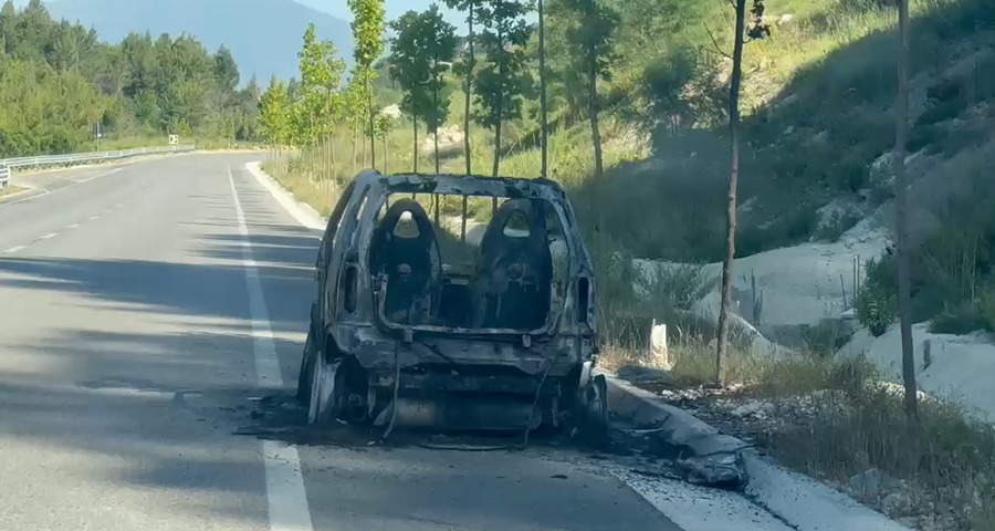 Përfshihet nga flakët dhe shkrumbohet plotësisht makina në Dukat
