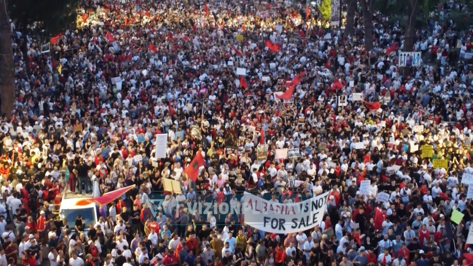 Sot protesta e radhës në bulevard  tubimit i bashkohen edhe qytetarë të ardhur nga vendet e Europës