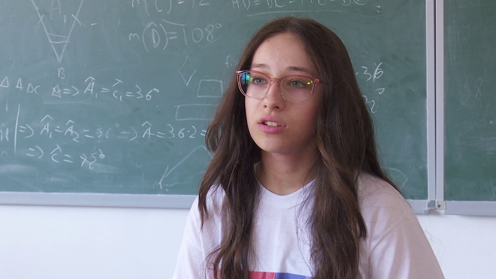 Ekselentja fiton olimpiadën  Aila Kola fiton garën Shqipëri Kosovë për Gjuhën dhe Letërsinë
