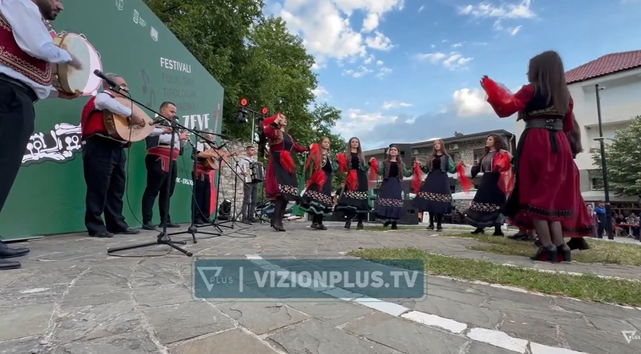 Festivali Kombëtar i Sazeve  grupet folklorike performojnë në Ersekë e Leskovik
