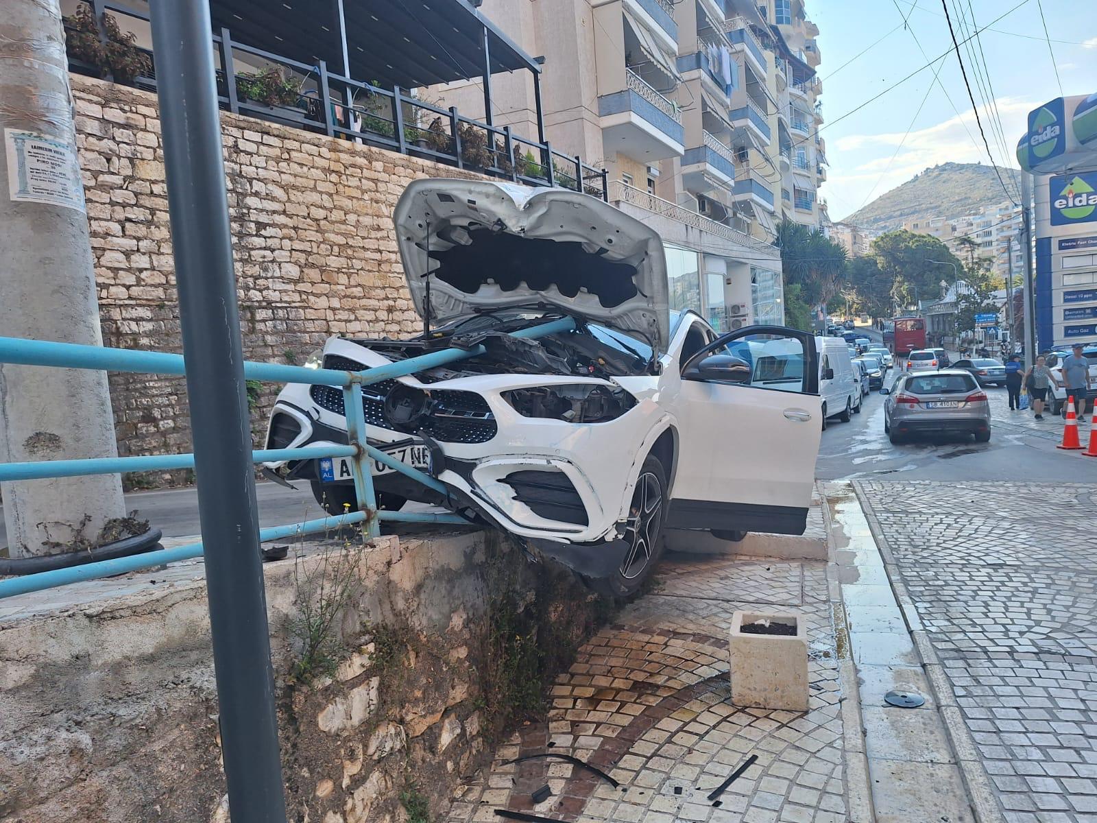 benz-i-perfundon-jashte-rruges-ne-sarande-ndahet-me-dysh-nga-barrierat-mbrojtese-shpeton-turisti