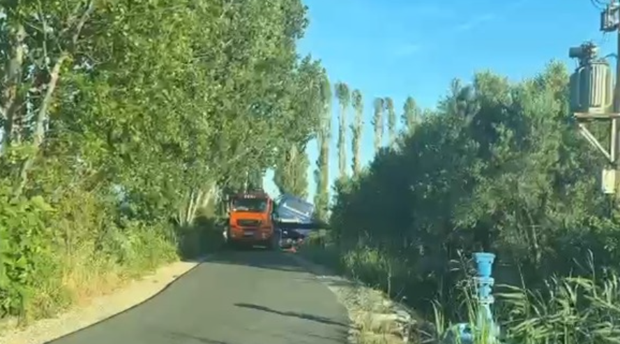 Aksident në Shëngjin  autobusi del nga rruga dhe përfundon në kanal