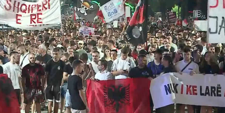 Mbyllet protesta e 16 të para kryeministrisë  qytetarët nisin marshimin