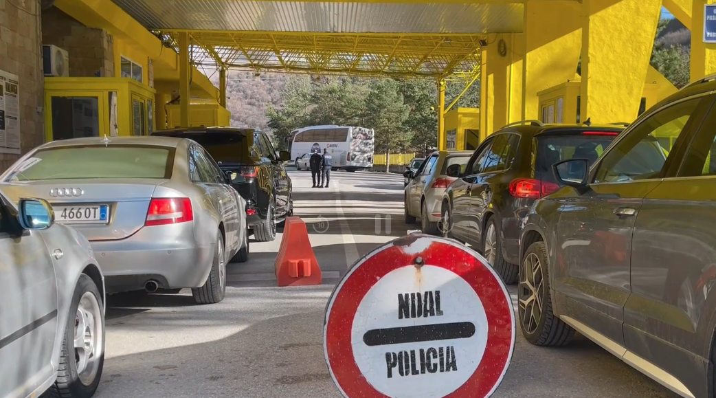Fluks i lartë lëvizjesh në Kapshticë  mbi 21 mijë qytetarë kaluan kufirin në pesë ditët e fundit