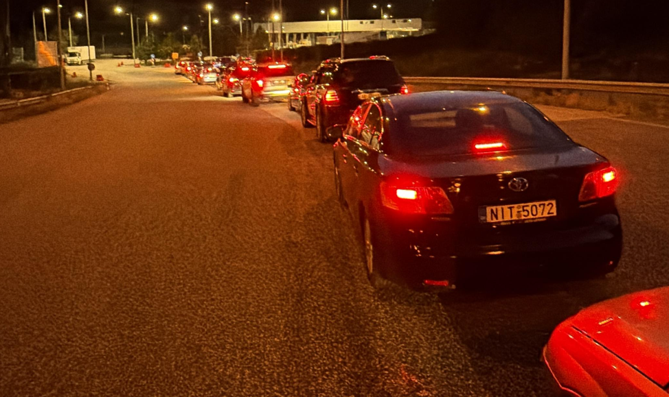 Radhë kilometrike në kufirin greko shqiptar  udhëtarët presin mbi një orë në Krystallopigi Kapshticë