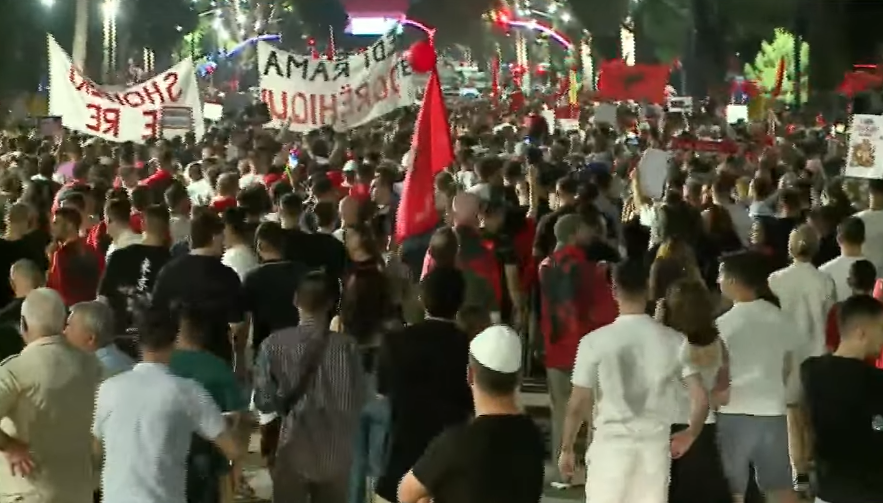 Mbyllet dita e 20 të e protestës  qytetarët nisin marshimin në rrugë