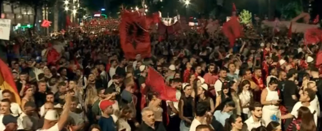 Dita e 21 të e protestës  qytetarët nisin marshimin përreth Kryeministrisë