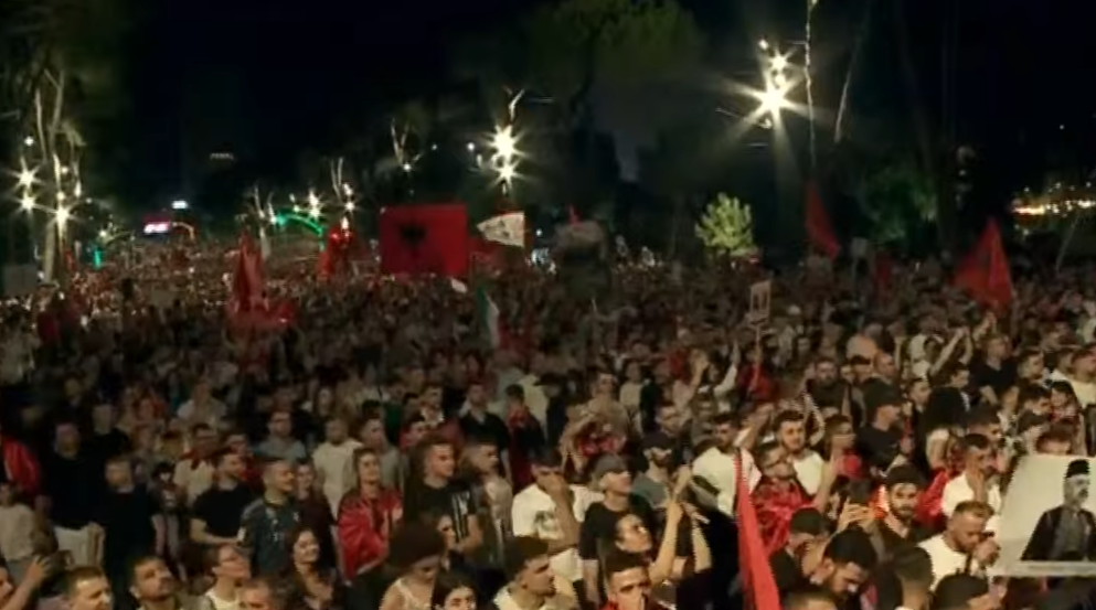 Protestuesit rrethojnë Kryeministrinë  Tubimit i bashkohen edhe qytetarë të ardhur nga diaspora