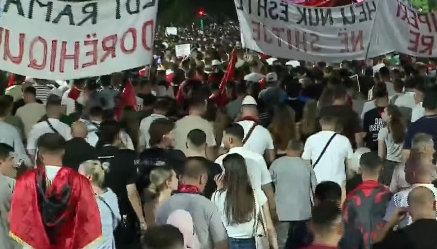 Mbyllet dita e 23 të e protestës  qytetarët nisin marshimin në rrugë